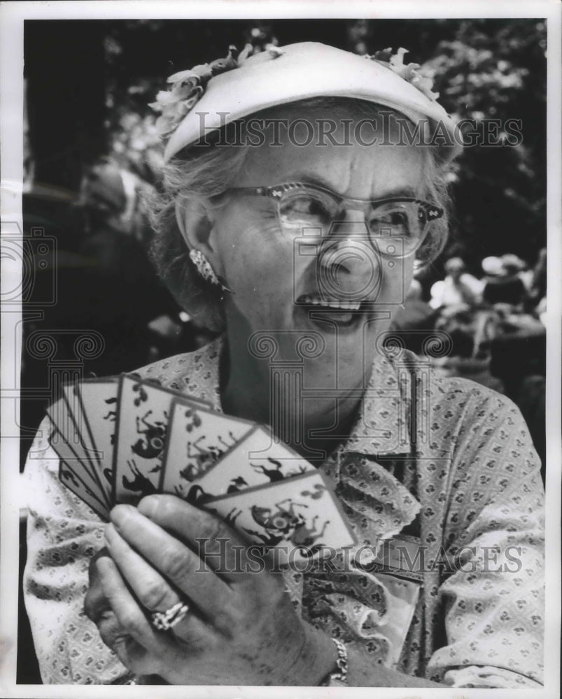 1958 Press Photo Mrs. Bernice Watt attends annual Golden Age Club picnic- Historic Images