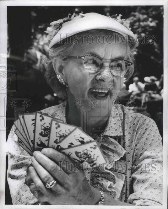 1958 Press Photo Mrs. Bernice Watt attends annual Golden Age Club picnic- Historic Images