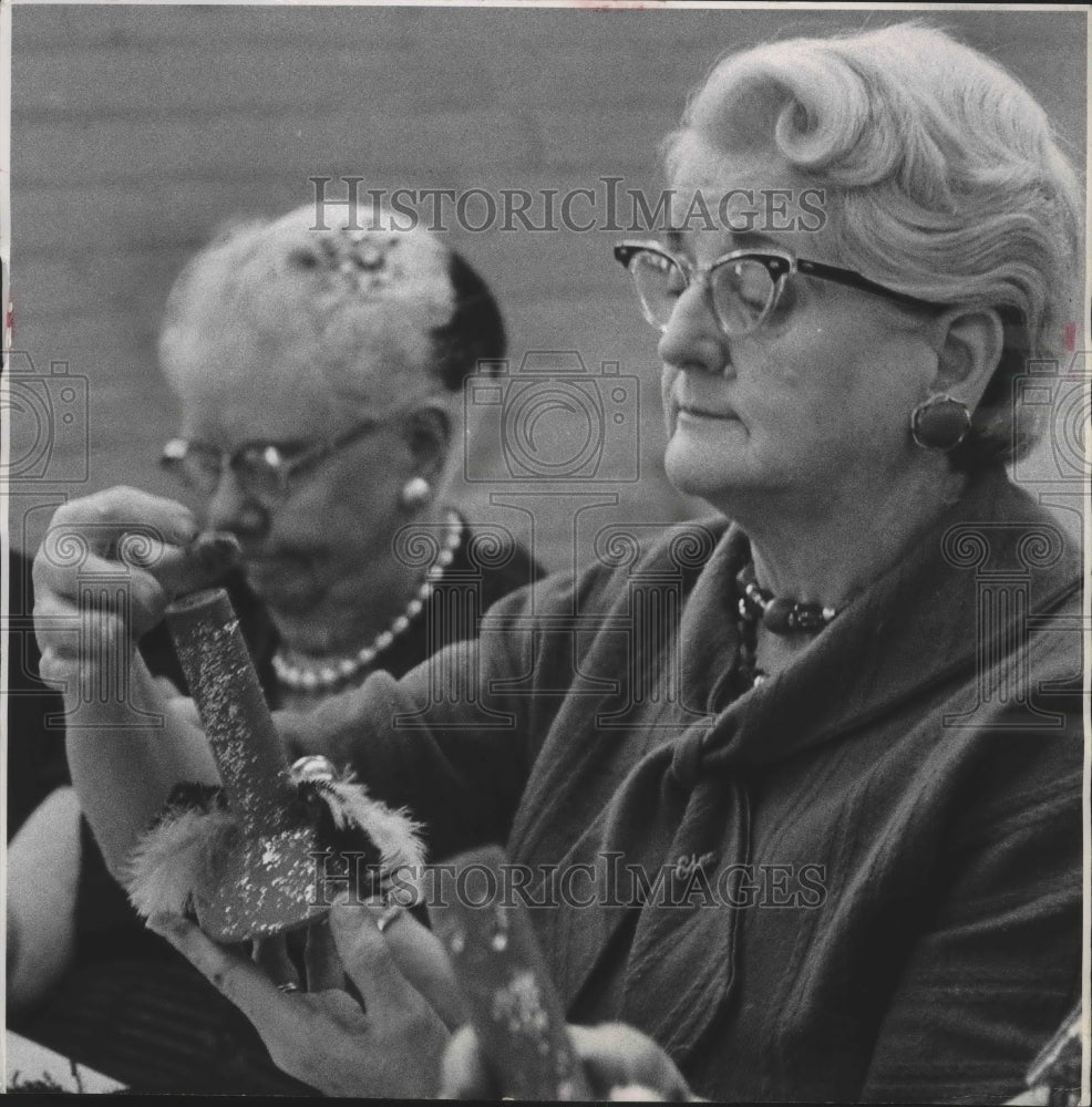 1963 Press Photo Mrs. Edna Fuchs, member of Golden Age Club - mjb65060