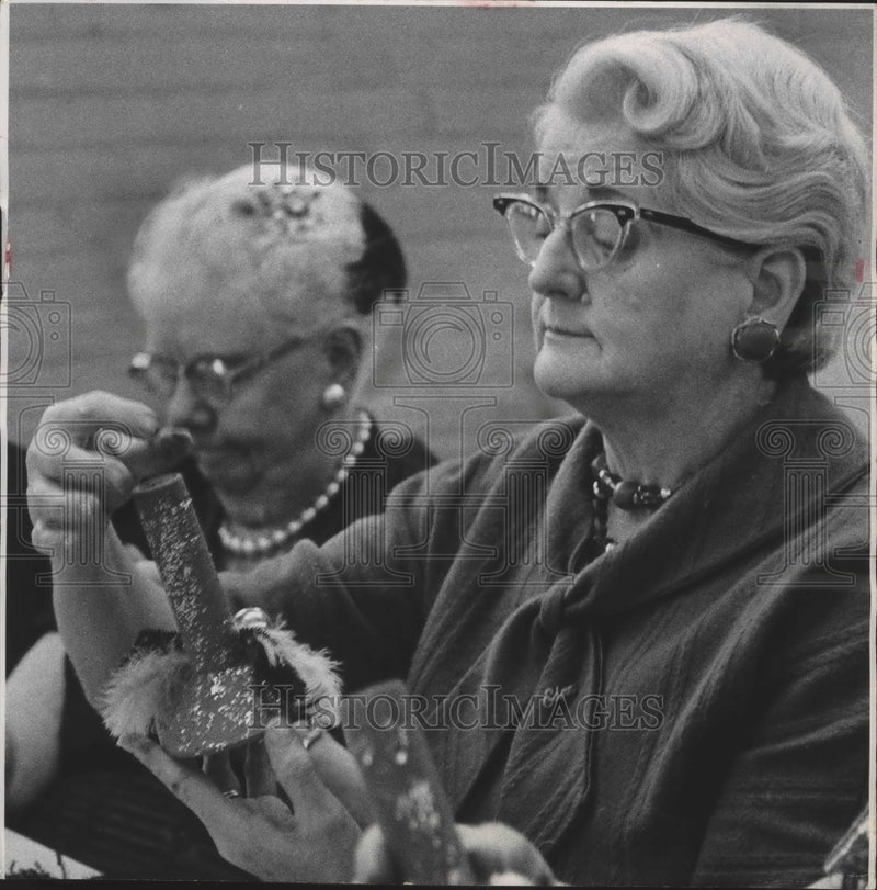 Load image into Gallery viewer, 1963 Press Photo Mrs. Edna Fuchs, member of Golden Age Club - mjb65060
