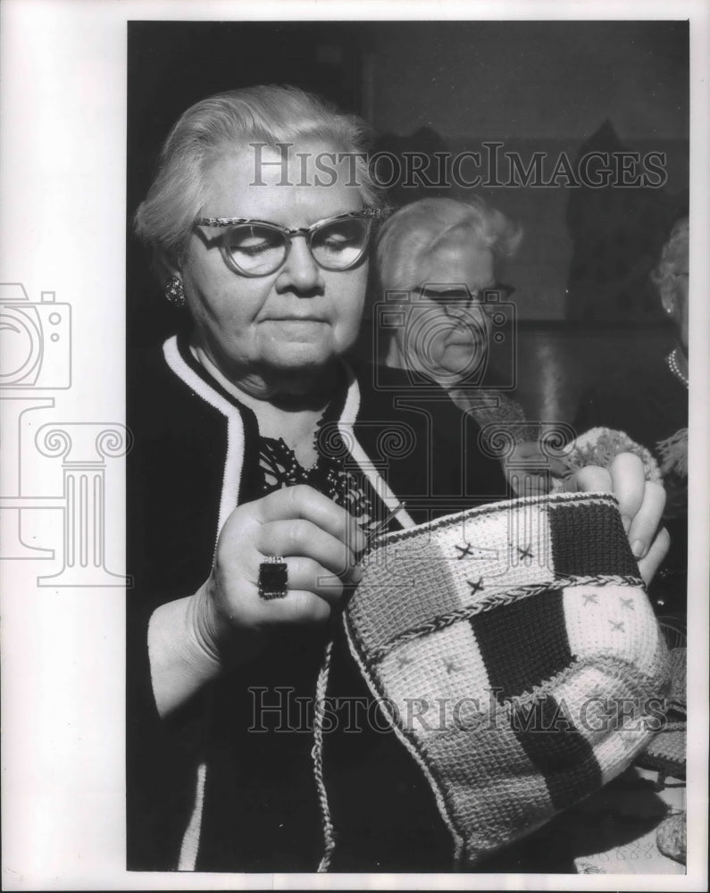 Load image into Gallery viewer, 1964 Press Photo Mrs. Elizabeth Grabner, knitted a bonnet, Milwaukee - mjb65064

