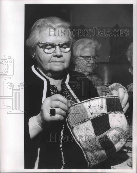 1964 Press Photo Mrs. Elizabeth Grabner, knitted a bonnet, Milwaukee - mjb65064