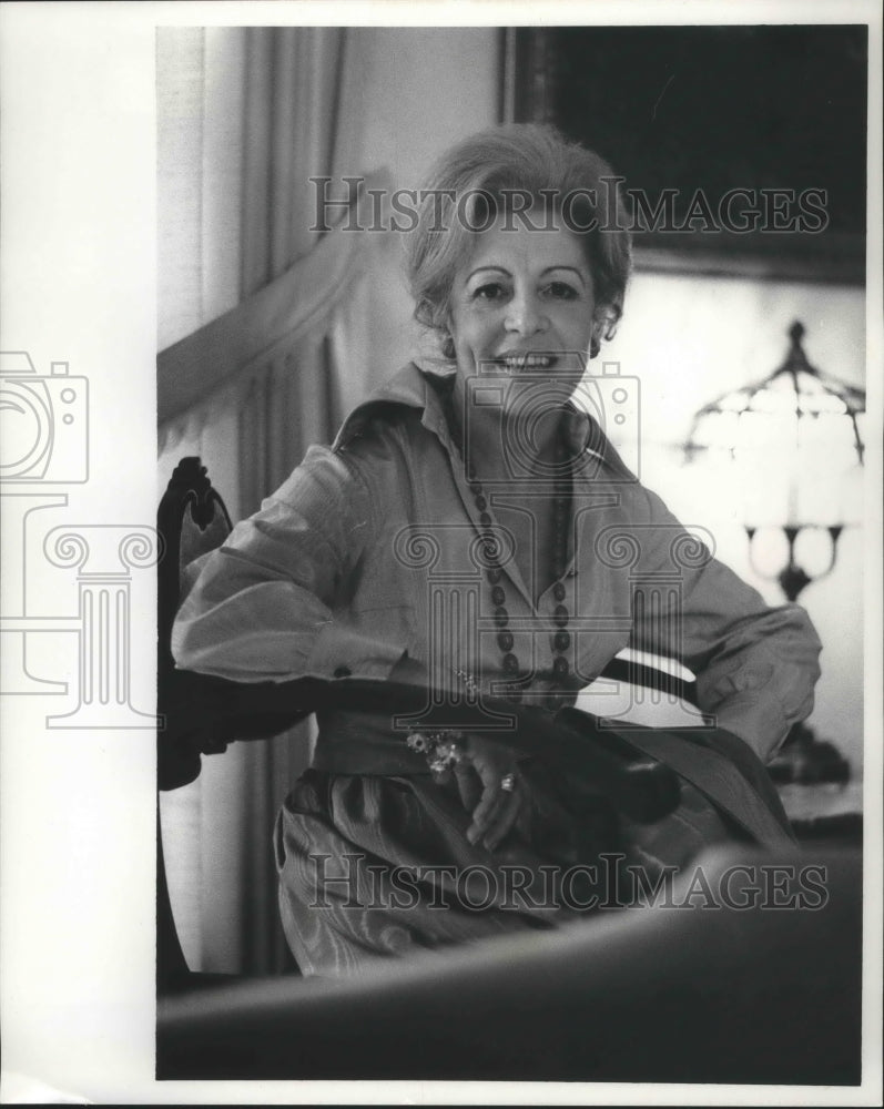 1971 Press Photo Mrs. Carmen Goldberger teaches at Cardinal Stritch College
