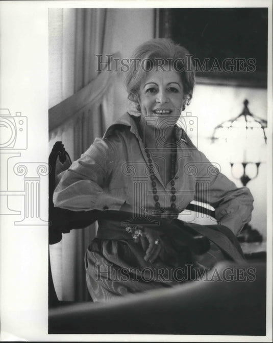 1971 Press Photo Mrs. Carmen Goldberger teaches at Cardinal Stritch College