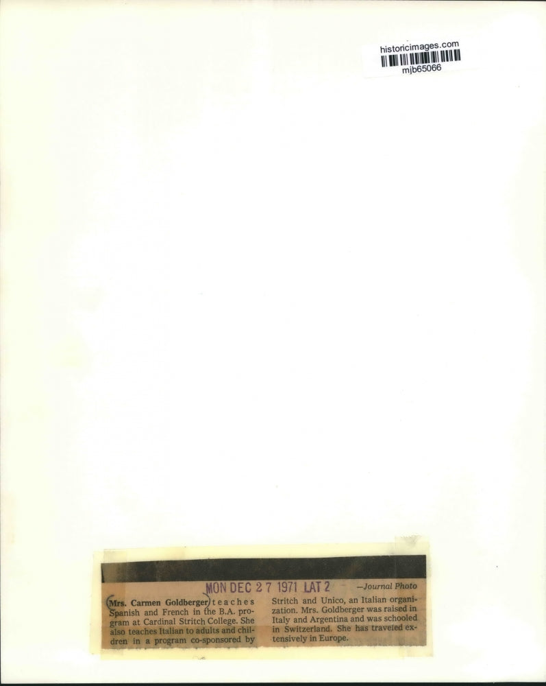 1971 Press Photo Mrs. Carmen Goldberger teaches at Cardinal Stritch College