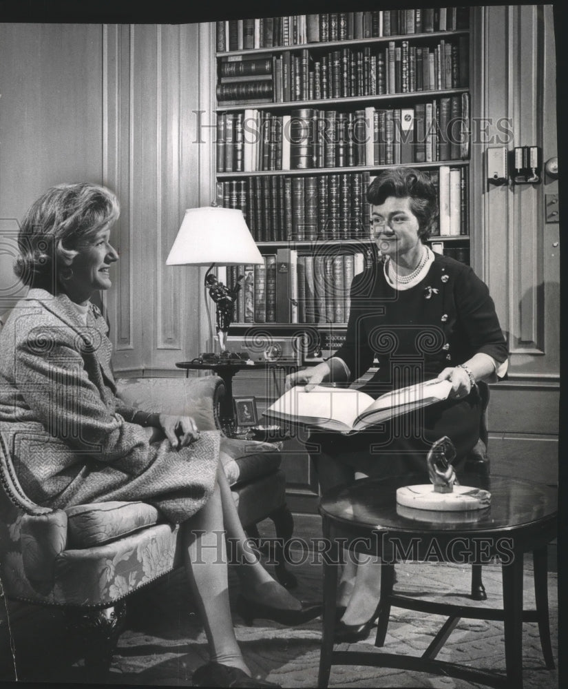 1966 Press Photo Mrs. John Friend, Mrs. Robert Brumder, Kettle Moraine Garden