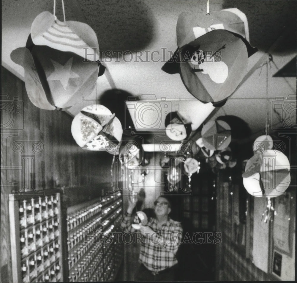 1994 Press Photo Ornaments made by 4th graders hang in post office Genesee Depot- Historic Images