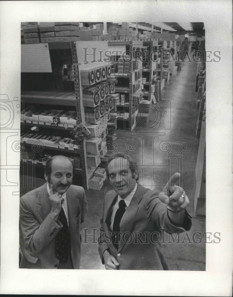 1978 Press Photo Sheldon Gendelman and Max at Milwaukee&#39;s Dealer Mart, Inc.- Historic Images