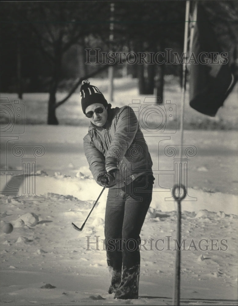 1985 Press Photo Mike Mason golfing at Wilson Park, Winterval 1985 - mjb65388- Historic Images