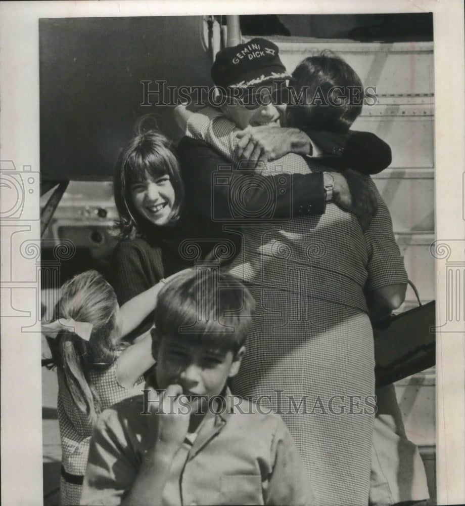 1966 Press Photo Astronaut Richard Gordon embraces his wife in Houston- Historic Images