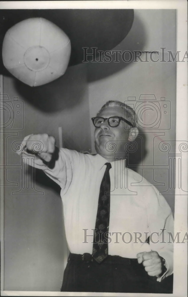 1962 Press Photo Arthur Goldberg in exercise room at labor department Washington- Historic Images