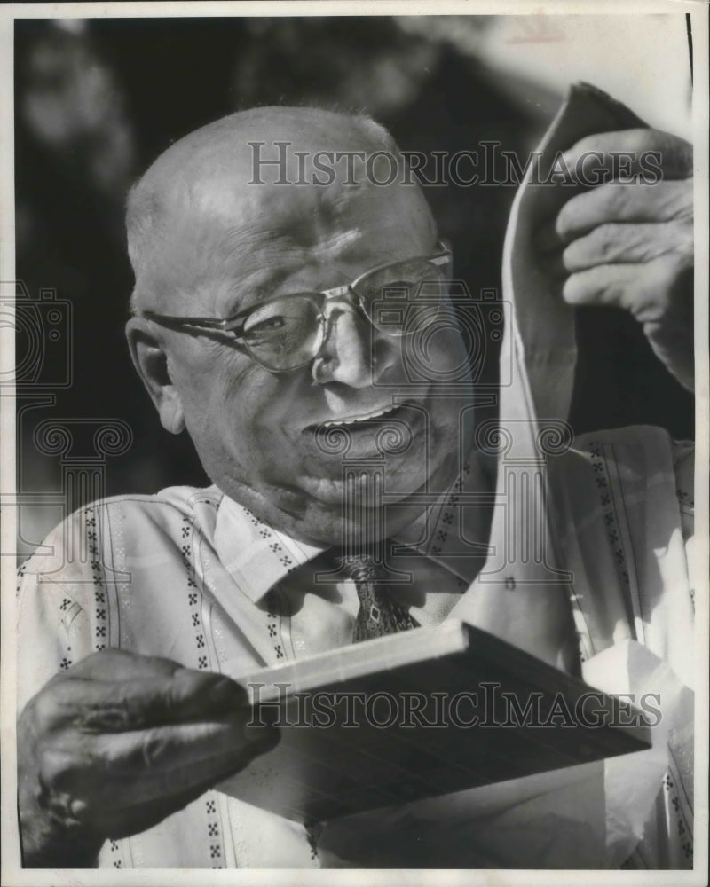 1959 Press Photo Frank Bell wins socks at Golden Age club picnic, Milwaukee- Historic Images