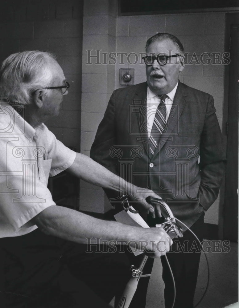 1974 Press Photo Two &quot;Golden Agers&quot; at Washington Park Senior Center, Milwaukee- Historic Images