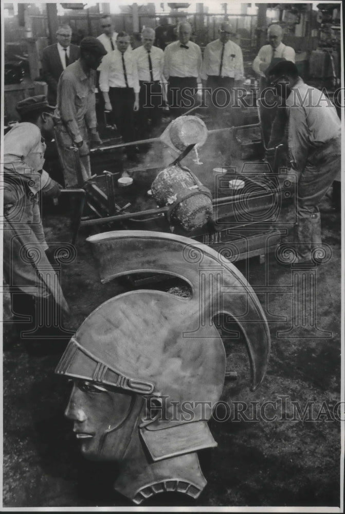 1965 Press Photo Lawran Foundry Casts Trojans for Milwaukee Technical School