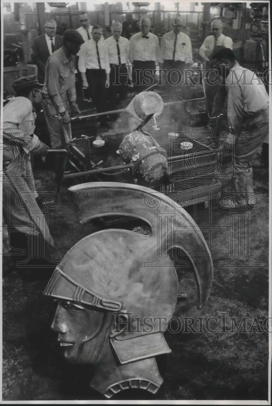 1965 Press Photo Lawran Foundry Casts Trojans for Milwaukee Technical School