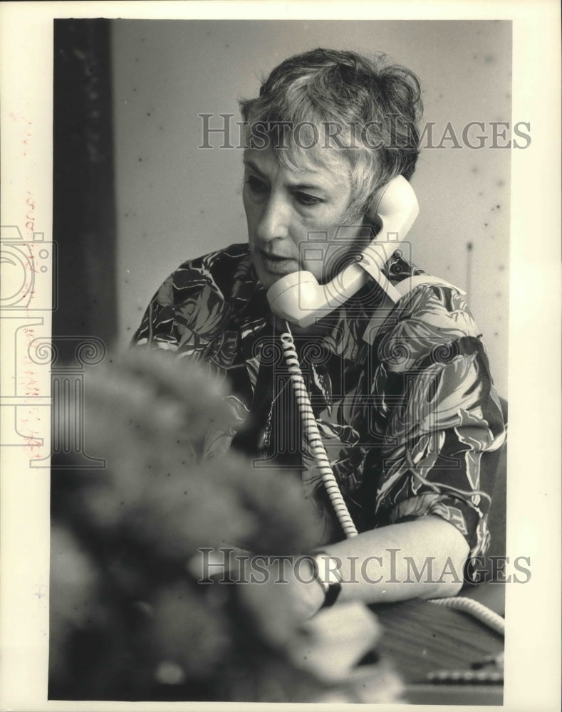 1987 Press Photo Sara O&#39;Connor, managing director, Milwaukee Rep. on telephone- Historic Images