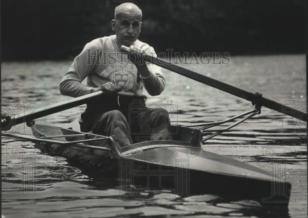 1988 Press Photo Henry Friend, rower, in his boat, Milwaukee, Wisconsin- Historic Images