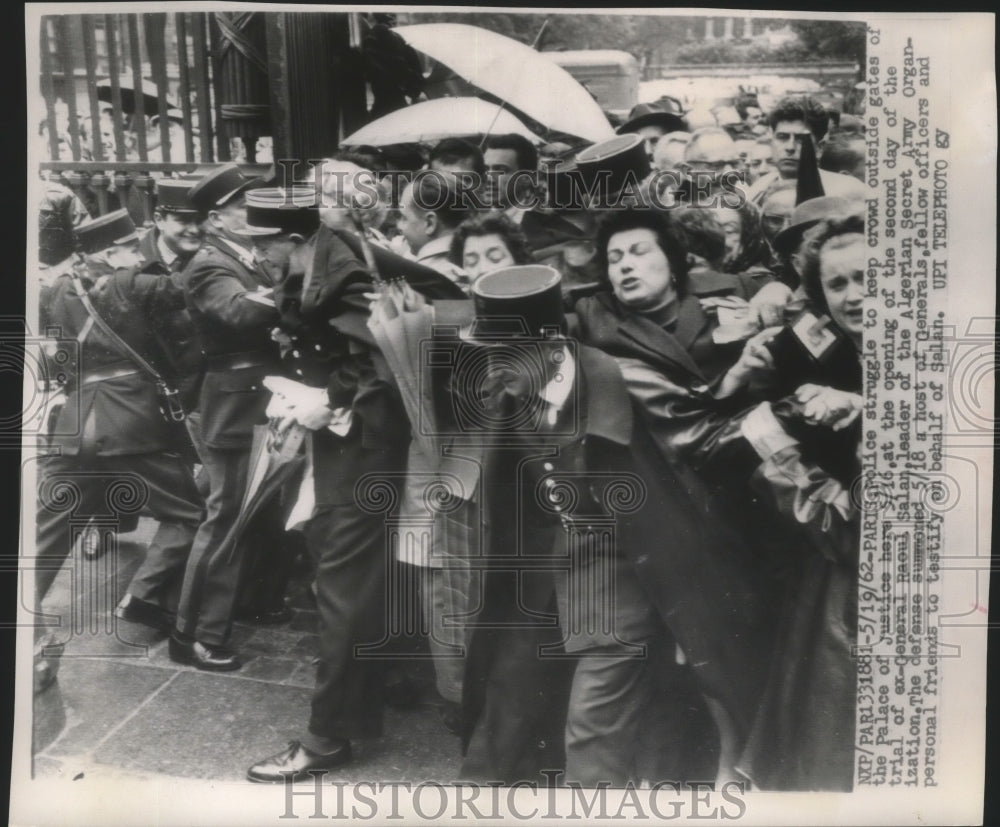 1962 Press Photo Paris Police restrain demonstrators, trial of Gen Raoul Salan -