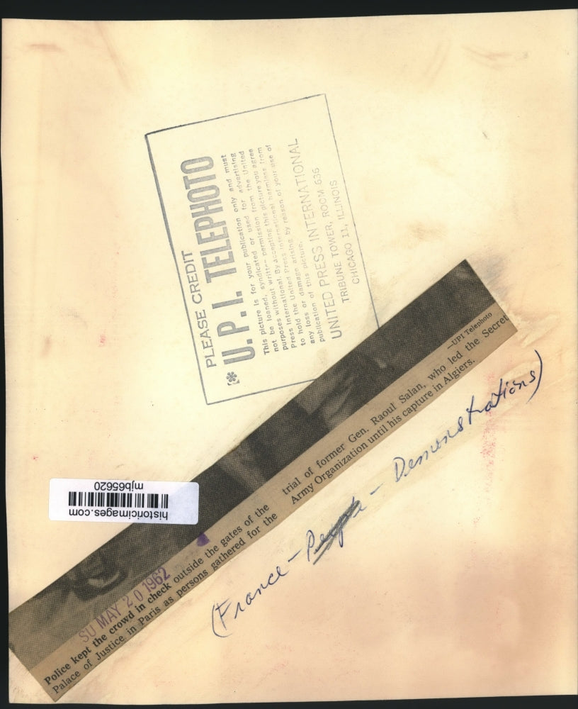 1962 Press Photo Paris Police restrain demonstrators, trial of Gen Raoul Salan -