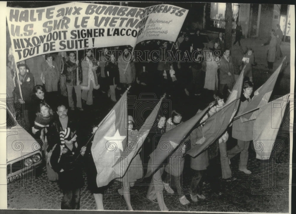 1972 Press Photo Antiwar protesters in Paris carrying Vietnam flags want peace- Historic Images