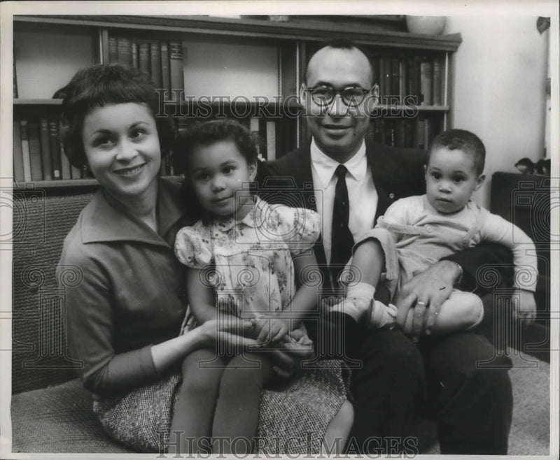 Load image into Gallery viewer, 1961 Press Photo Cornelius L Golightly Family Portrait wife and children
