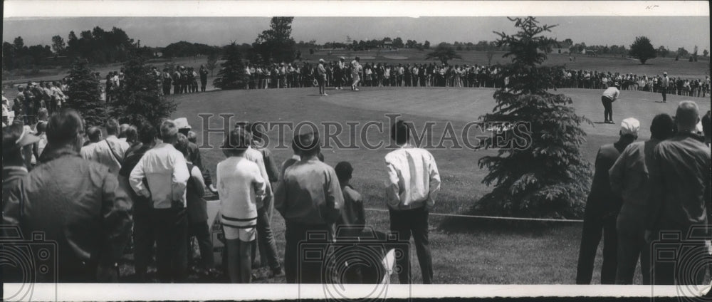 1970 Press Photo Spectators watching Chi Chi Rodriquez at Greater Milwaukee Open- Historic Images