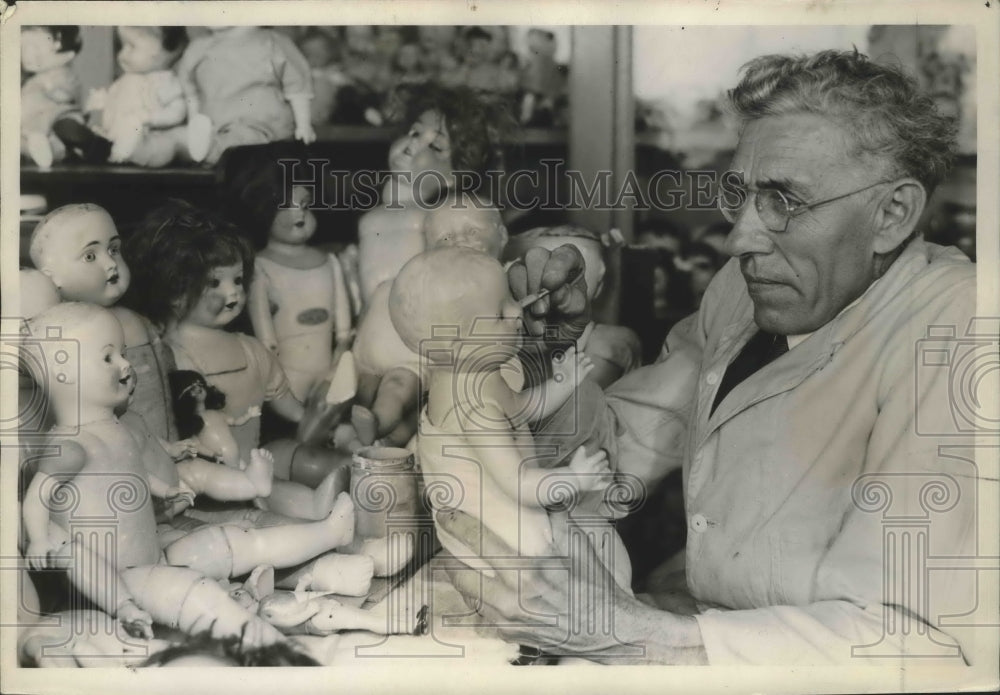 1934 Press Photo Dolls being repaired at Goodwill Industries by Dr. I Fixem