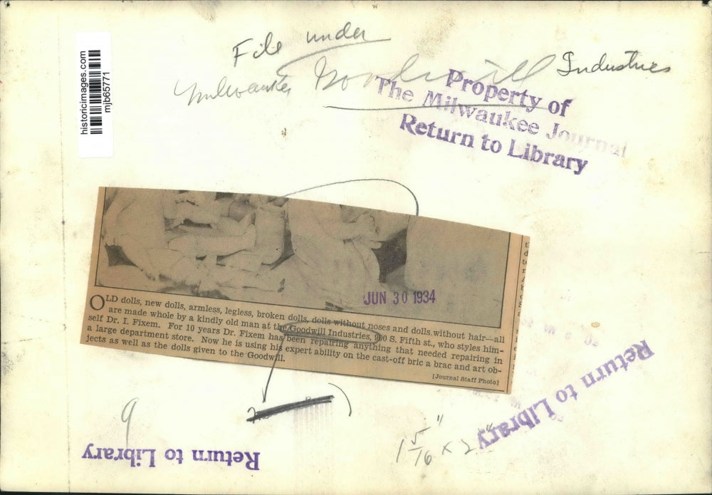 1934 Press Photo Dolls being repaired at Goodwill Industries by Dr. I Fixem