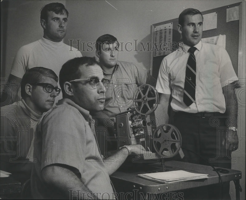 Load image into Gallery viewer, 1970 Press Photo UWM head football coach Jerry Golembiewski - mjb65849
