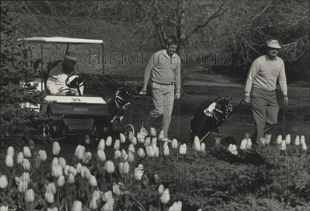 1989 Press Photo Golfers headed to 10th hole, Naga-Waukee County Golf Course.- Historic Images