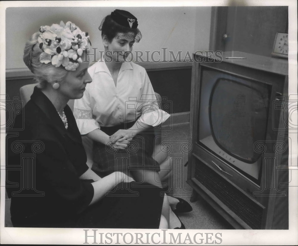 1961 Press Photo Mrs. Stewart G. Honeck and Mrs. Myron L. Gordon, Milwaukee