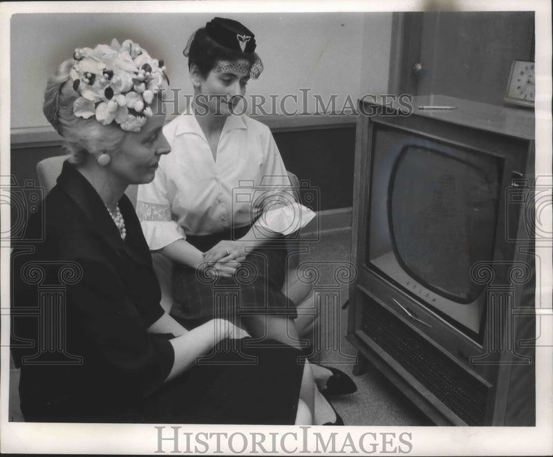 Load image into Gallery viewer, 1961 Press Photo Mrs. Stewart G. Honeck and Mrs. Myron L. Gordon, Milwaukee
