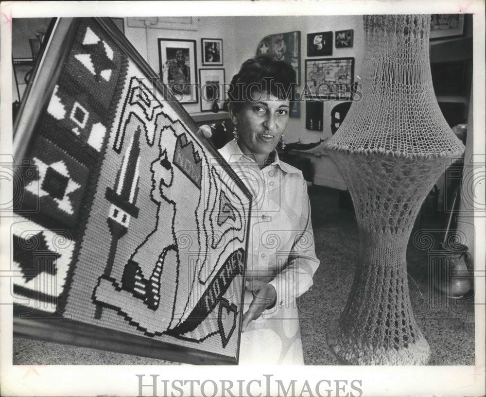 1968 Press Photo Artist Peggy Goodman shows her artwork in Wisconsin- Historic Images