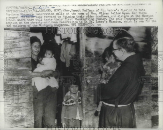 1961 Press Photo Reverand Hoffman joins Mrs. Yellow Eyes's family in Ashland- Historic Images