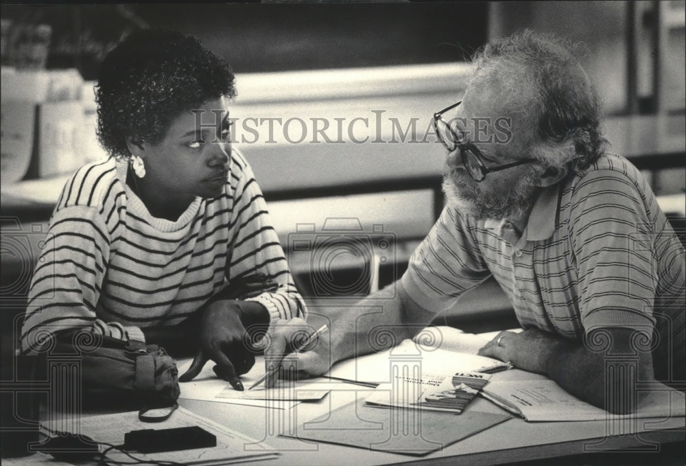 1984 Press Photo Sherry Williams learns from tutor Carl Hedman at Pierce School- Historic Images