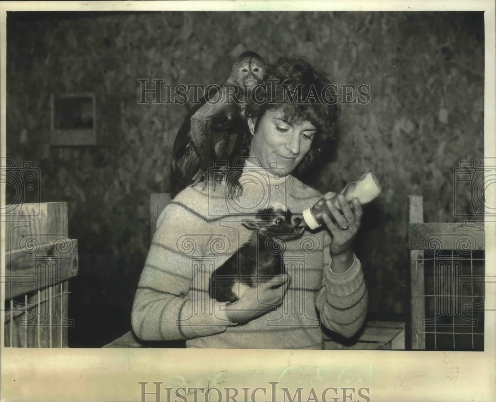 1985 Press Photo Cathy Gonia of C.R. Critter Company, Feeds Pygmy Goat, Mishicot- Historic Images