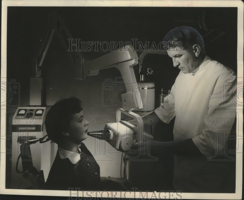 Load image into Gallery viewer, 1965 Press Photo Dentist's X-ray machine, General Electric Company - mjb66025
