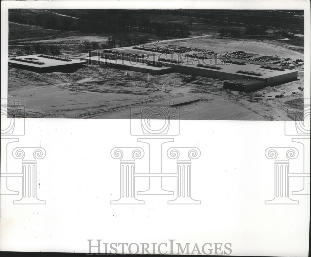 1973 Press Photo General Electric Medical Systems Plant, Waukesha, Wisconsin- Historic Images