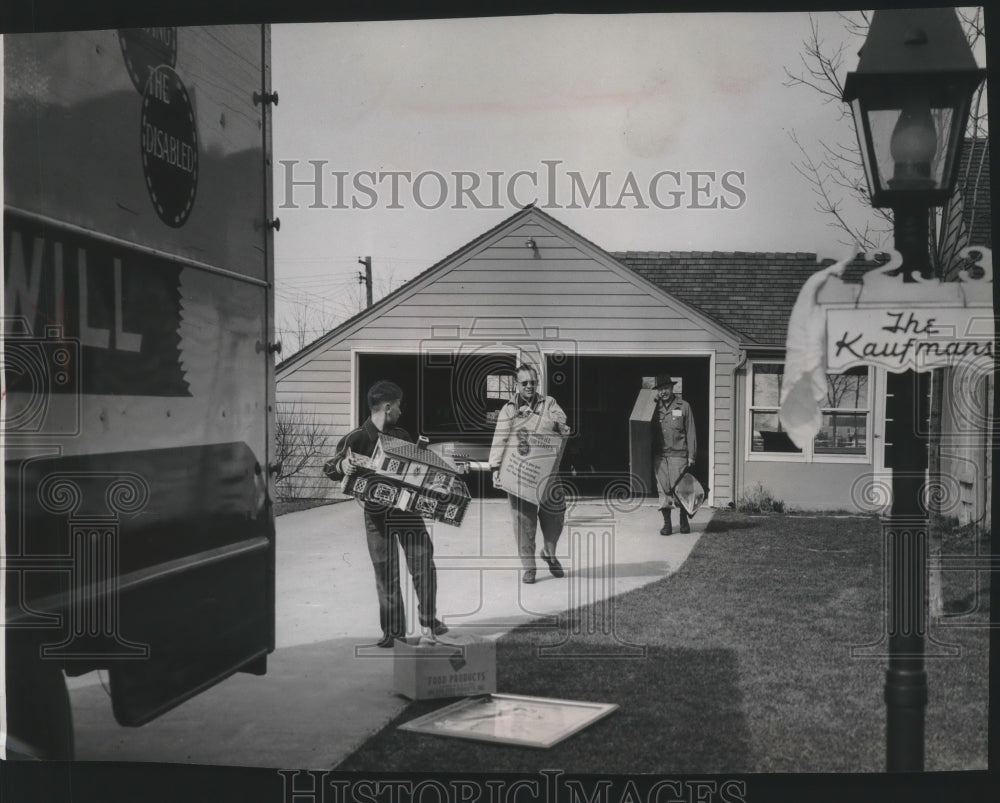 1969 Press Photo Lions Club collecting articles for Goodwill Industries- Historic Images