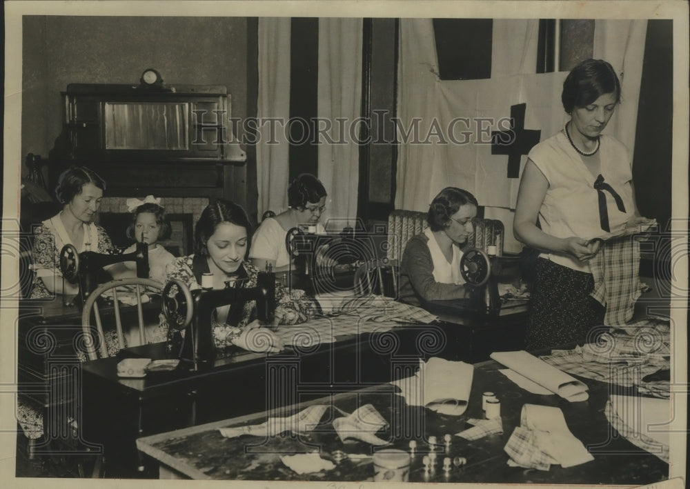1932 Press Photo Women of Red Cross make clothes at Goodwill Industries center