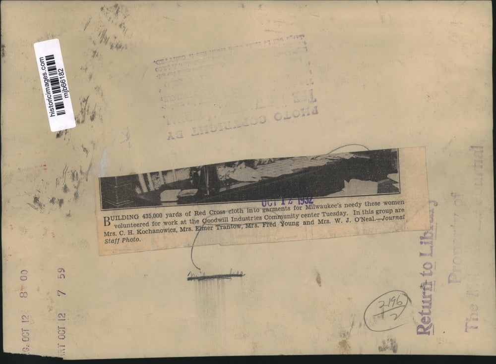 1932 Press Photo Women of Red Cross make clothes at Goodwill Industries center