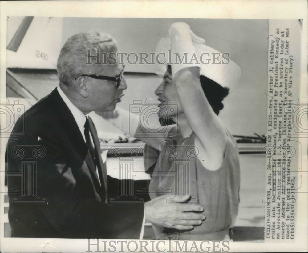 1962 Press Photo Mrs. Arthur J. Goldberg greets husband in Washington- Historic Images