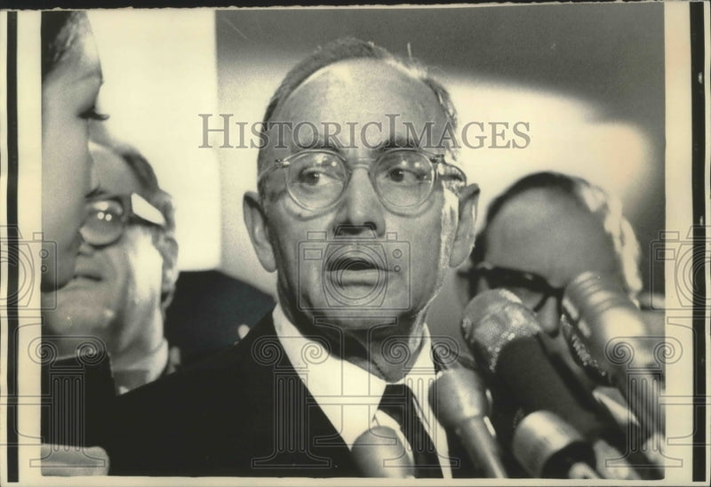 Load image into Gallery viewer, 1972 Press Photo Harold Geneen, president of IT&amp;T, at Senate Judiciary Committee
