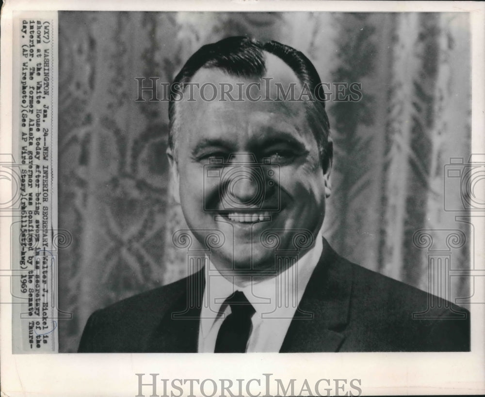 1969 Press Photo Alaskan Governor Hickel sworn in as Secretary of Interior- Historic Images