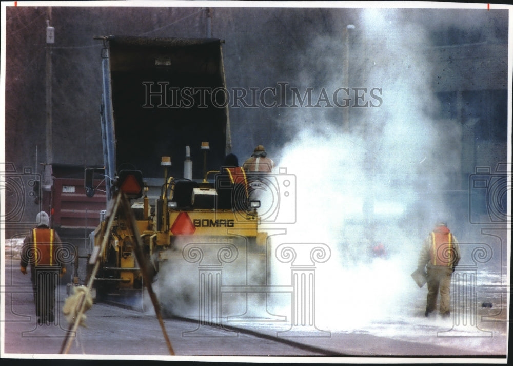 1993 Press Photo Construction Workers Lay Hot Asphalt on Highway J in Wisconsin- Historic Images