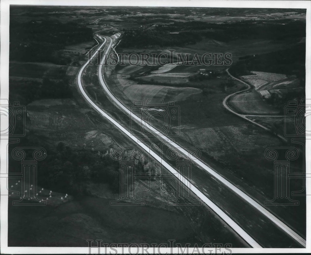 1967 Press Photo Aerial view of I-94, west of Hixson, Wisconsin- Historic Images