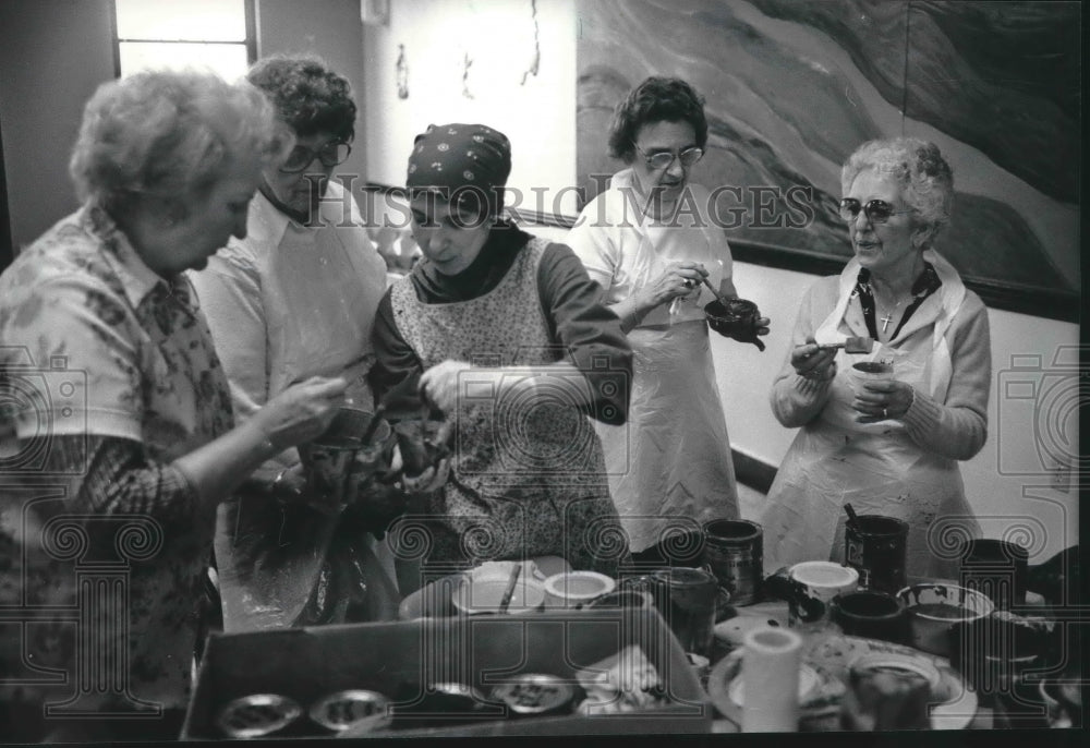 1984 Press Photo Senior Citizen Artists Mixing Paint for Mural at Senior Center- Historic Images