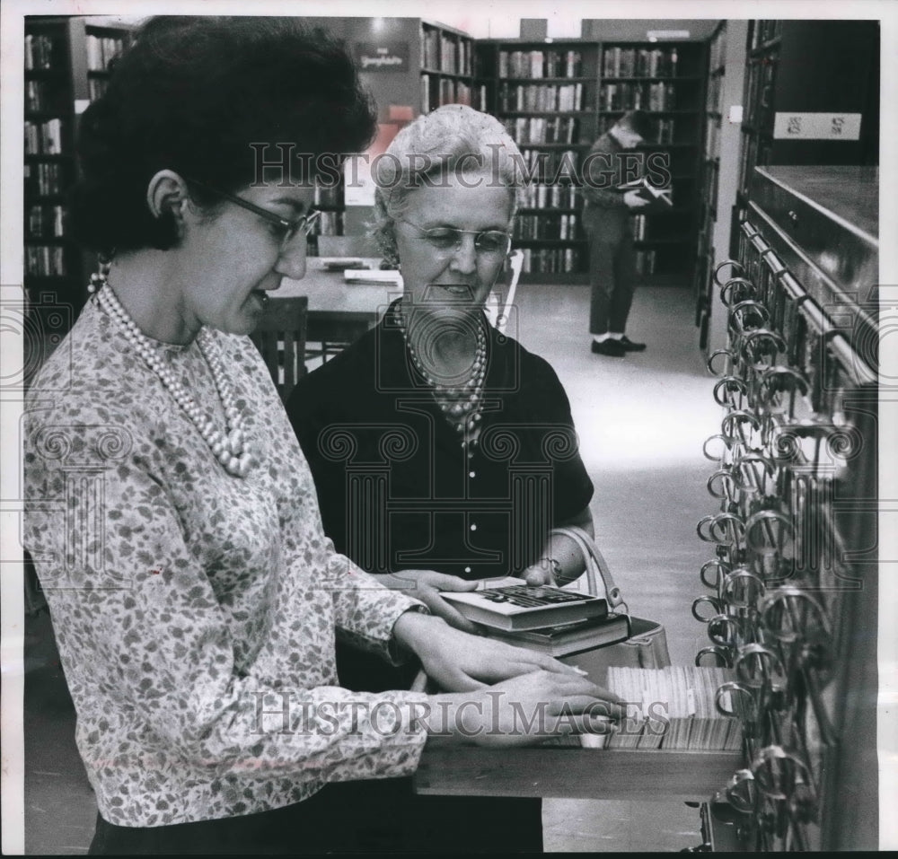 1963 Press Photo Joyce Nowak, librarian helping Mrs. Donald Kartes - mjb66429- Historic Images