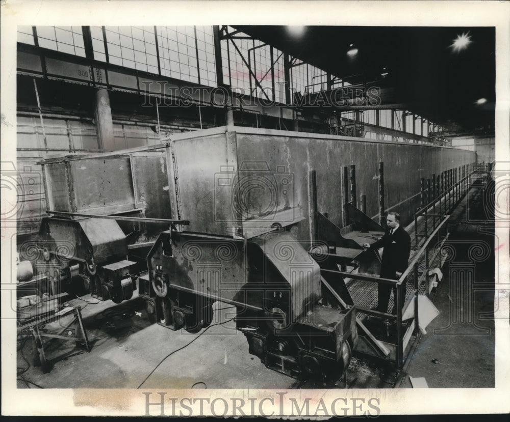 1963 Press Photo Man at Aluminium semigantry crane, the largest of its type.