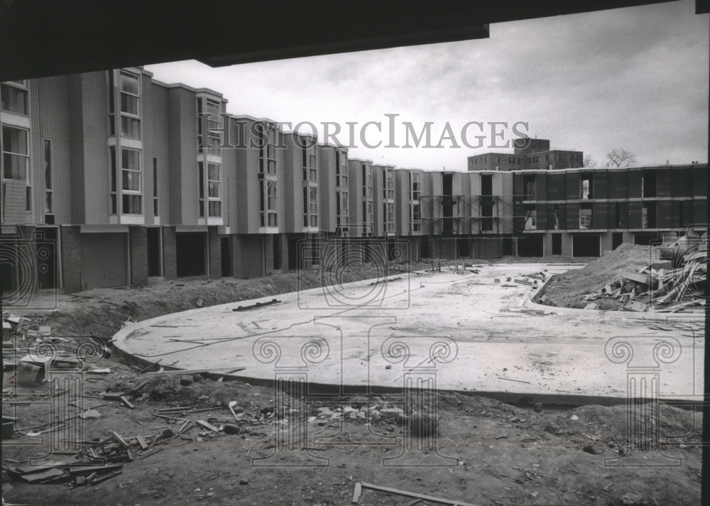 1963 Press Photo Landscaped courtyard, Plymouth Hill, Milwaukee - mjb66637